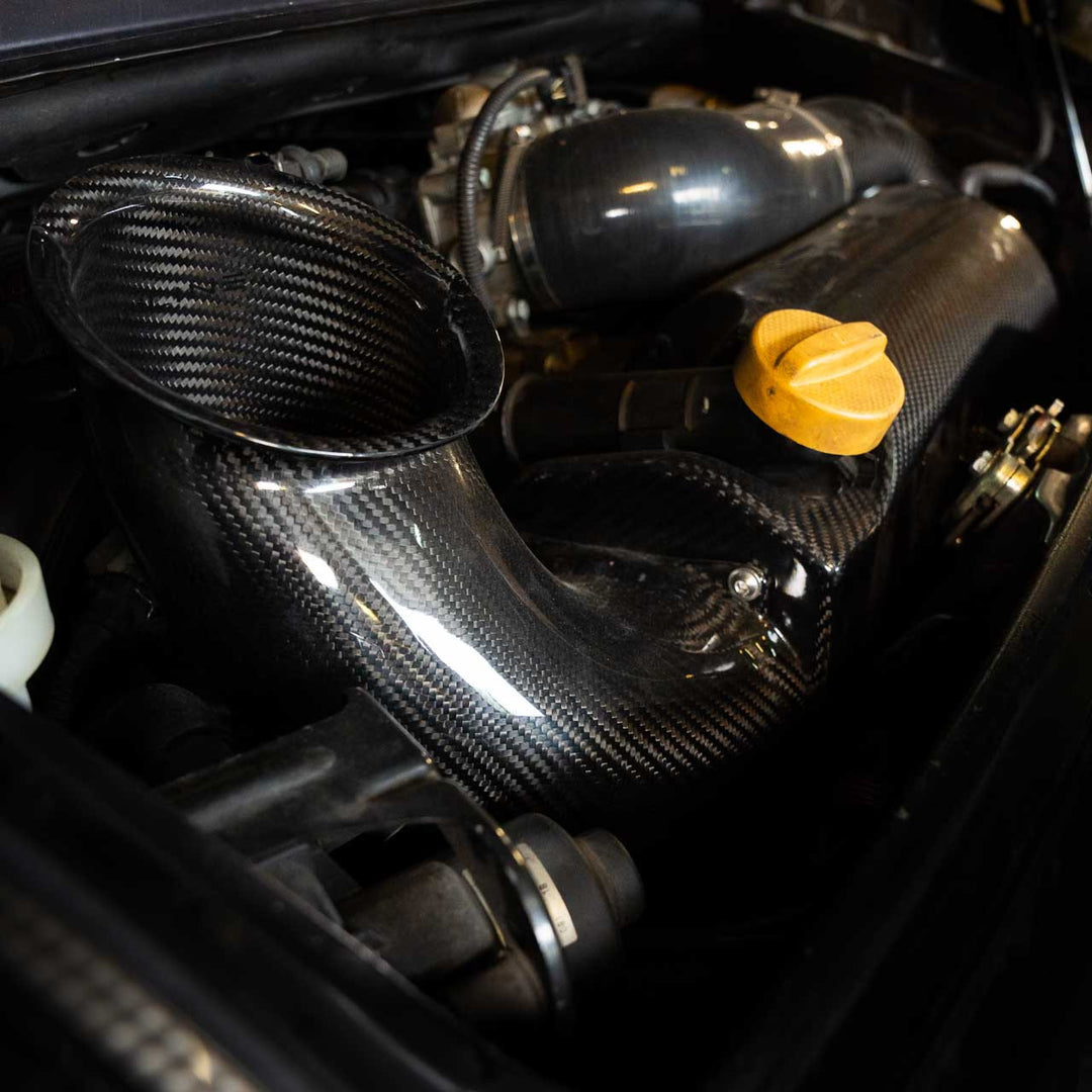 Rennline Carbon Ansaugsystem / Airbox (Carbon Fiber Intake) – Porsche 996 & 997.1 Carrera – OEM oder GT3 Drosselklappe – 16% mehr Luftdurchsatz