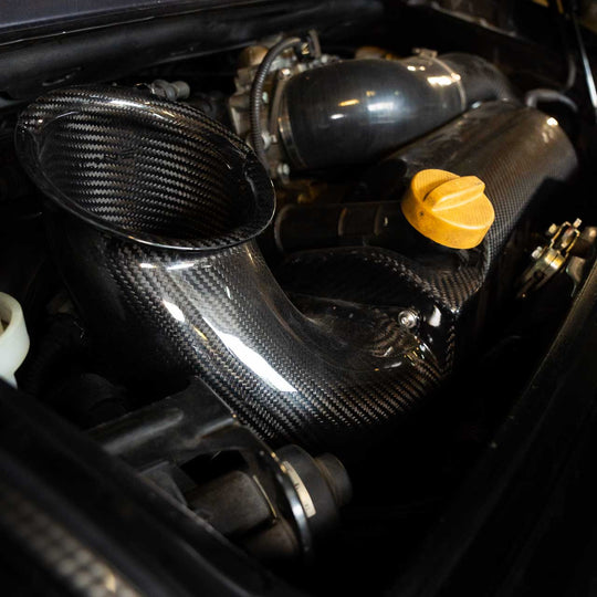 Rennline Carbon Ansaugsystem / Airbox (Carbon Fiber Intake) – Porsche 996 & 997.1 Carrera – OEM oder GT3 Drosselklappe – 16% mehr Luftdurchsatz