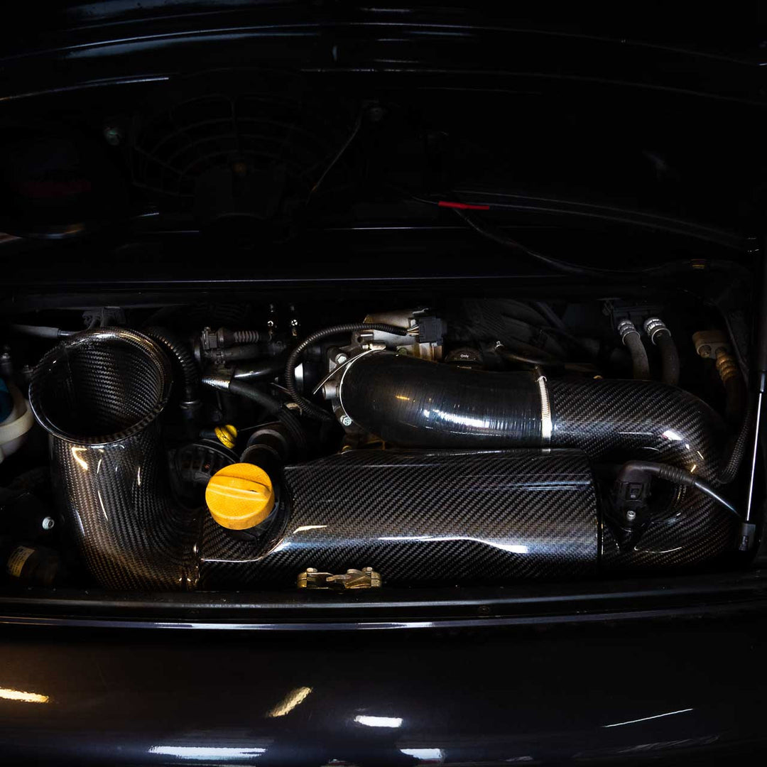 Rennline Carbon Ansaugsystem / Airbox (Carbon Fiber Intake) – Porsche 996 & 997.1 Carrera – OEM oder GT3 Drosselklappe – 16% mehr Luftdurchsatz