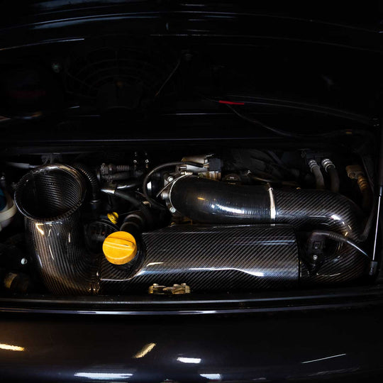 Rennline Carbon Ansaugsystem / Airbox (Carbon Fiber Intake) – Porsche 996 & 997.1 Carrera – OEM oder GT3 Drosselklappe – 16% mehr Luftdurchsatz