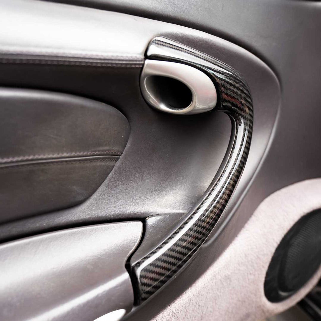 Rennline Carbon Tür-Zuziehgriffe / Door Pull Handle Set (Paar) – Porsche 996 – ersetzt OEM Türgriffverkleidung – Hochglanz