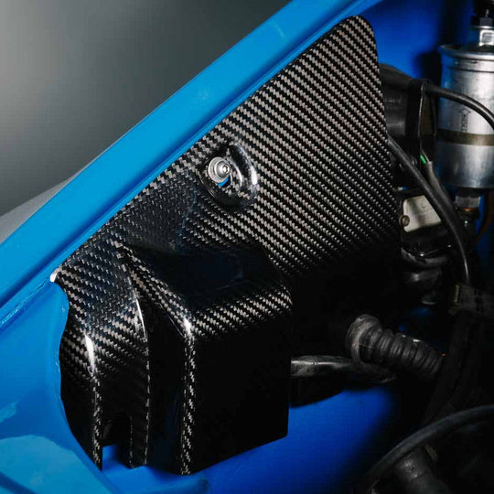 Rennline Carbon Sicherungskasten-Abdeckung hinten – Porsche 911 (1974–1989) – Carbonfaser, OEM-Passform