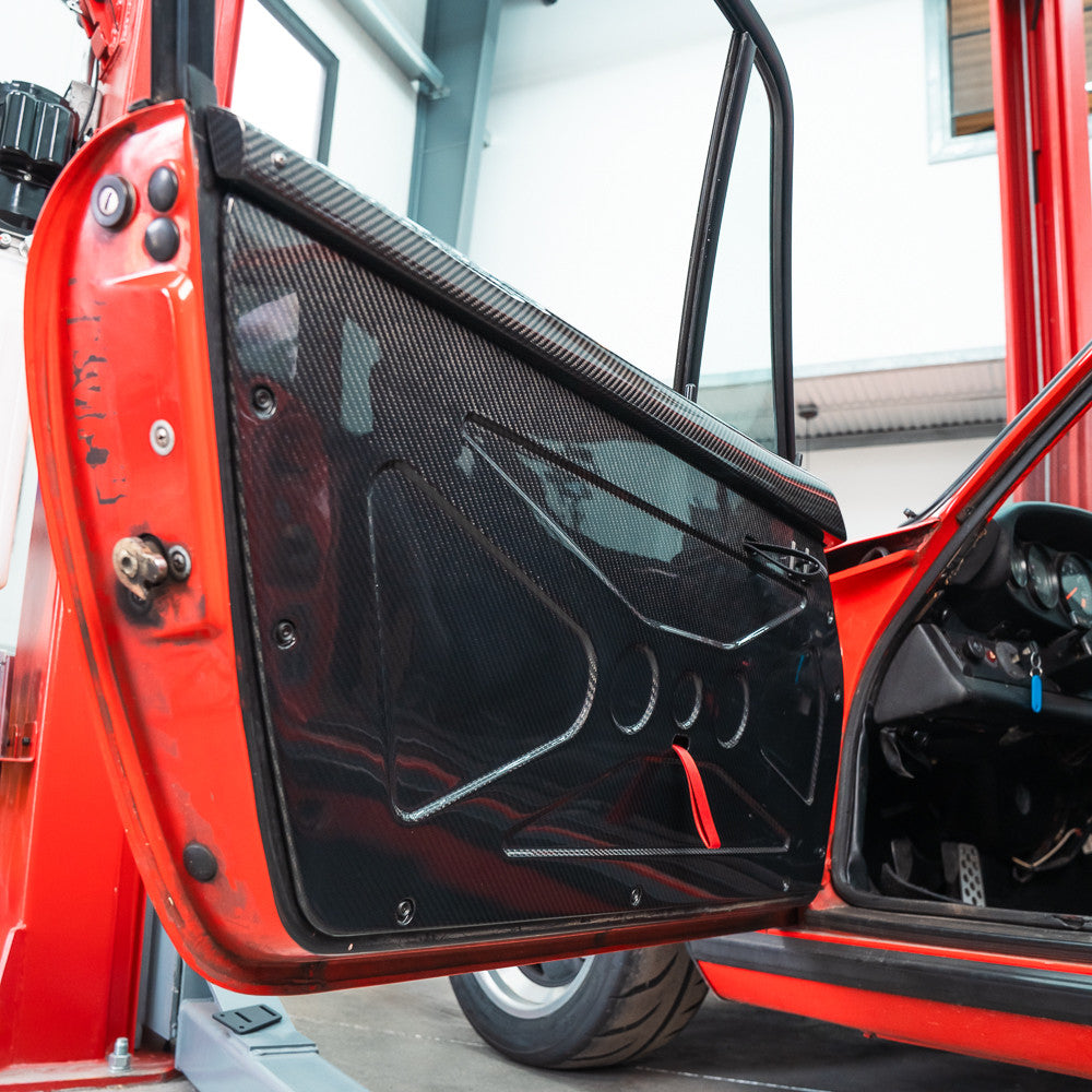 Rennline Carbon RS Türverkleidungen – Door Panel Conversion (Vollcarbon, X-Prägung, inkl. Hardware) – Porsche 911/964 (1974–1994)