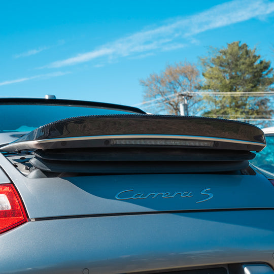 Rennline Mini Decklid Spoiler (Kicker) – Carbon – Porsche 997.1/997.2 Carrera (Non-Turbo, 2005–2012) – 3M VHB – Hochglanz UV-Finish