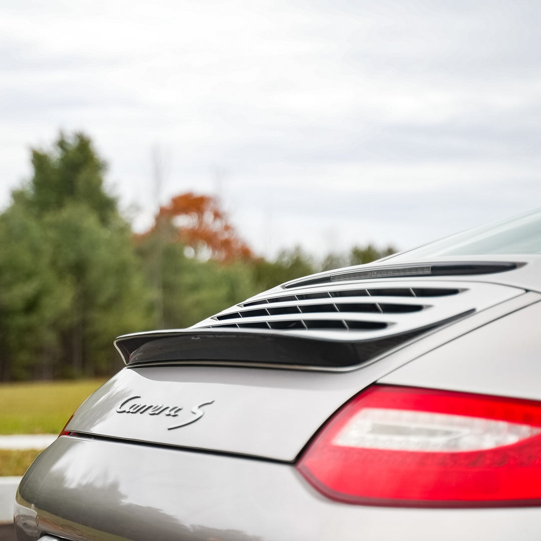 Rennline Mini Decklid Spoiler (Kicker) – Carbon – Porsche 997.1/997.2 Carrera (Non-Turbo, 2005–2012) – 3M VHB – Hochglanz UV-Finish