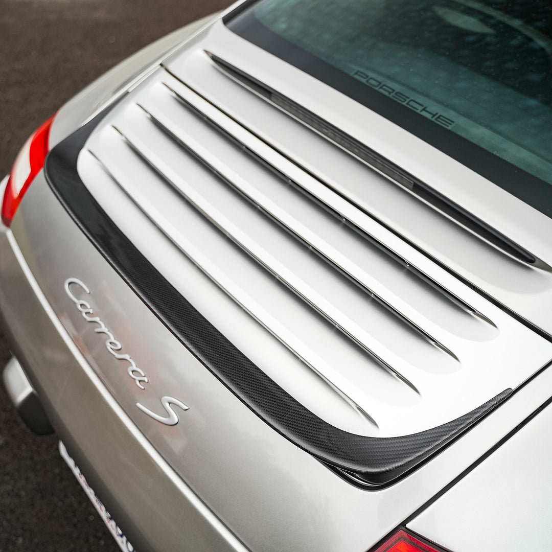 Rennline Mini Decklid Spoiler (Kicker) – Carbon – Porsche 997.1/997.2 Carrera (Non-Turbo, 2005–2012) – 3M VHB – Hochglanz UV-Finish