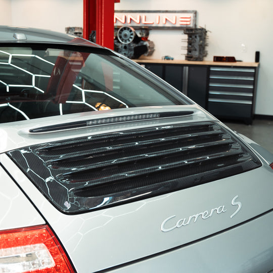 Rennline Carbon Heckklappen-Lamellen (Decklid Louvers) – Porsche 997.1/997.2 Carrera – OEM-Befestigungspunkte – ersetzt OEM 99751224103
