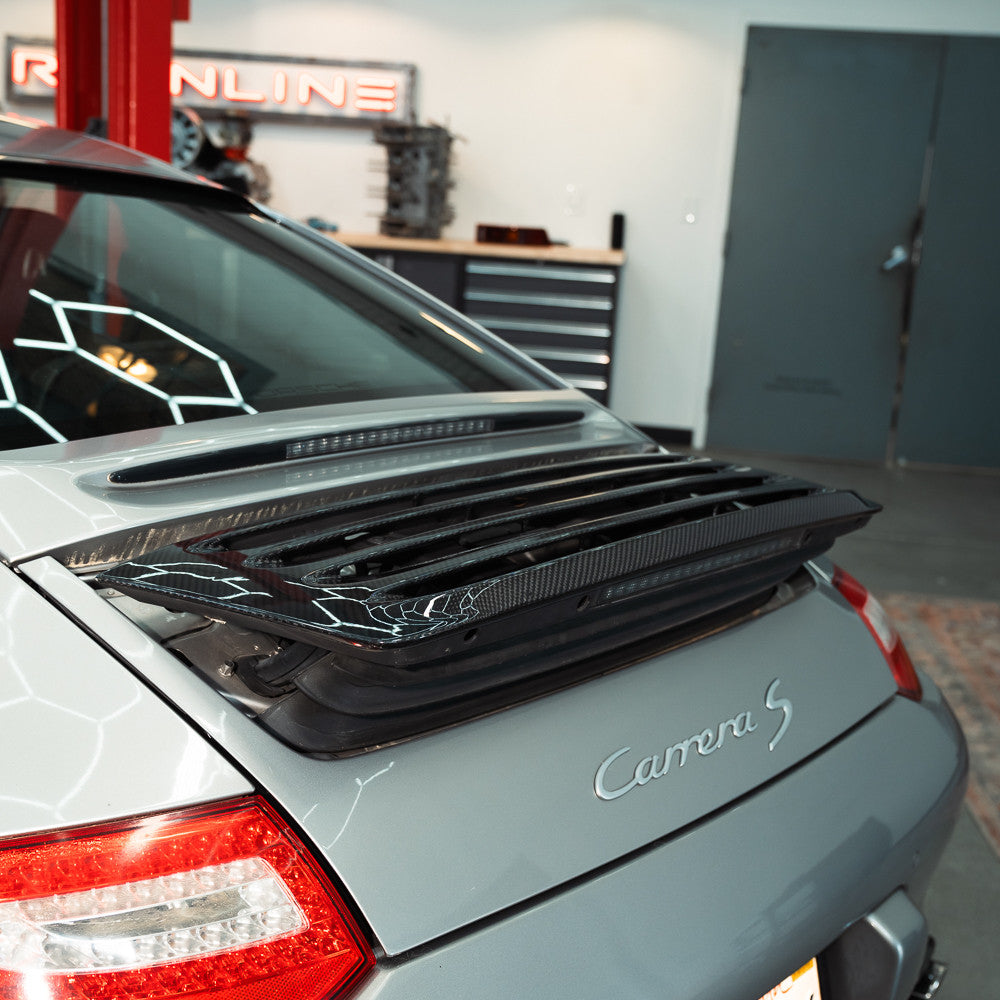 Rennline Carbon Heckklappen-Lamellen (Decklid Louvers) – Porsche 997.1/997.2 Carrera – OEM-Befestigungspunkte – ersetzt OEM 99751224103