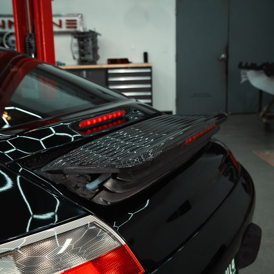 Rennline Carbon Heckklappen-Lamellen (Decklid Louvers) – Porsche 996.1/996.2 C2/C4/C4S/Targa – ersetzt OEM 99651224001