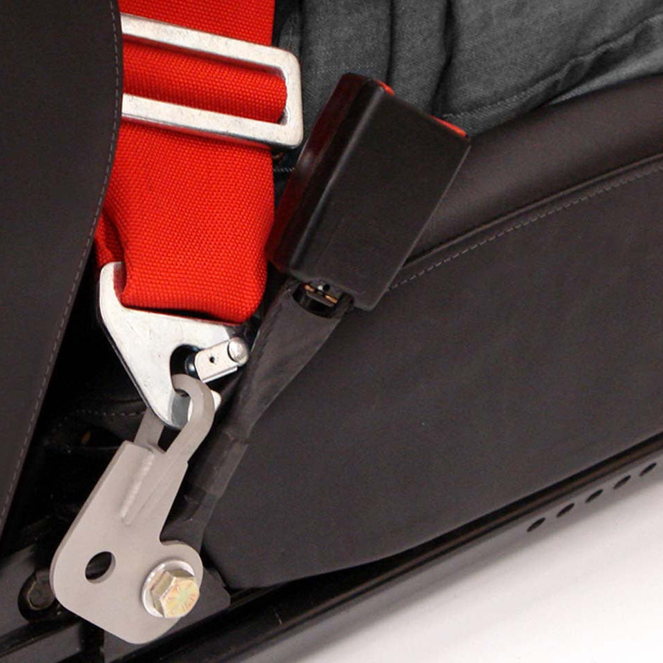 Rennline Harness Mount – Türseite (Door Side) (SA03) – Halter für 3-/4-/5-/6-Punkt-Gurte mit OEM-Gurtweiterverwendung – Edelstahl – Porsche 911/964/993/996/ 997/944/928/914