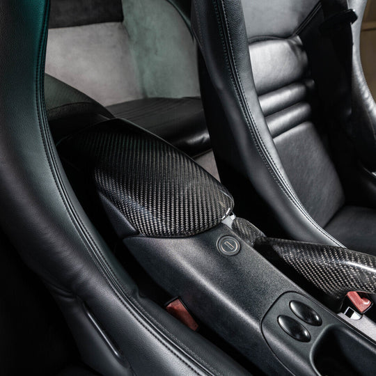 Rennline Carbon Mittelkonsolen-Armlehne (Center Console Arm Rest) – Porsche 986 Boxster / 996 (97–04) – OEM-Fit