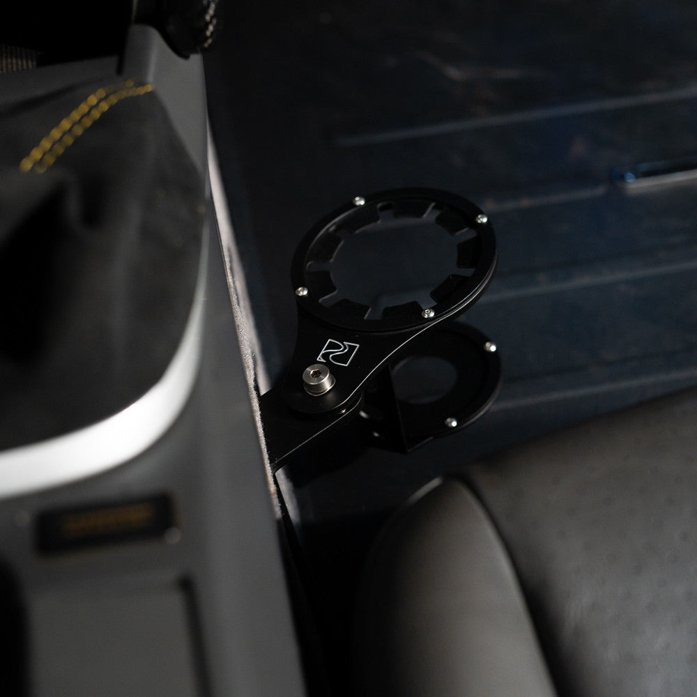 Rennline verstellbarer Getränkehalter Sitzmontage – Porsche 996/986/997/987 – Aluminium – LHD Beifahrerseite