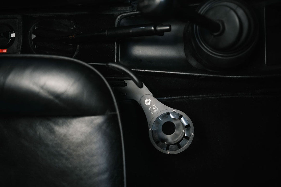 Rennline Sitzschienen-Getränkehalter verstellbar – Porsche 911/912 (1974–1989) – Aluminium, klappbar, RHD möglich