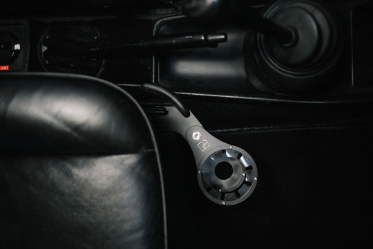 Rennline Sitzschienen-Getränkehalter verstellbar – Porsche 911/912 (1974–1989) – Aluminium, klappbar, RHD möglich