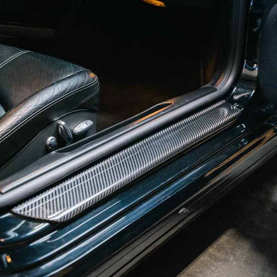 Rennline Carbon Einstiegsleisten-Set (Door Sill Plates) – Porsche 986/996/997/987 Boxster/Cayman – Set links & rechts