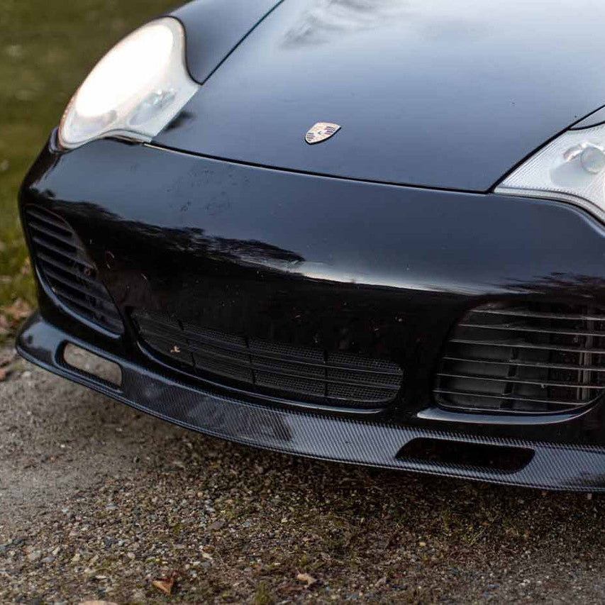 Rennline Carbon Frontlippe (Front Bumper Lower Lip) – Porsche 996 Turbo / 996 C4S / Turbo S (01–05) – OEM-Befestigungspunkte