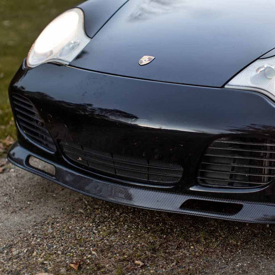 Rennline Carbon Frontlippe (Front Bumper Lower Lip) – Porsche 996 Turbo / 996 C4S / Turbo S (01–05) – OEM-Befestigungspunkte
