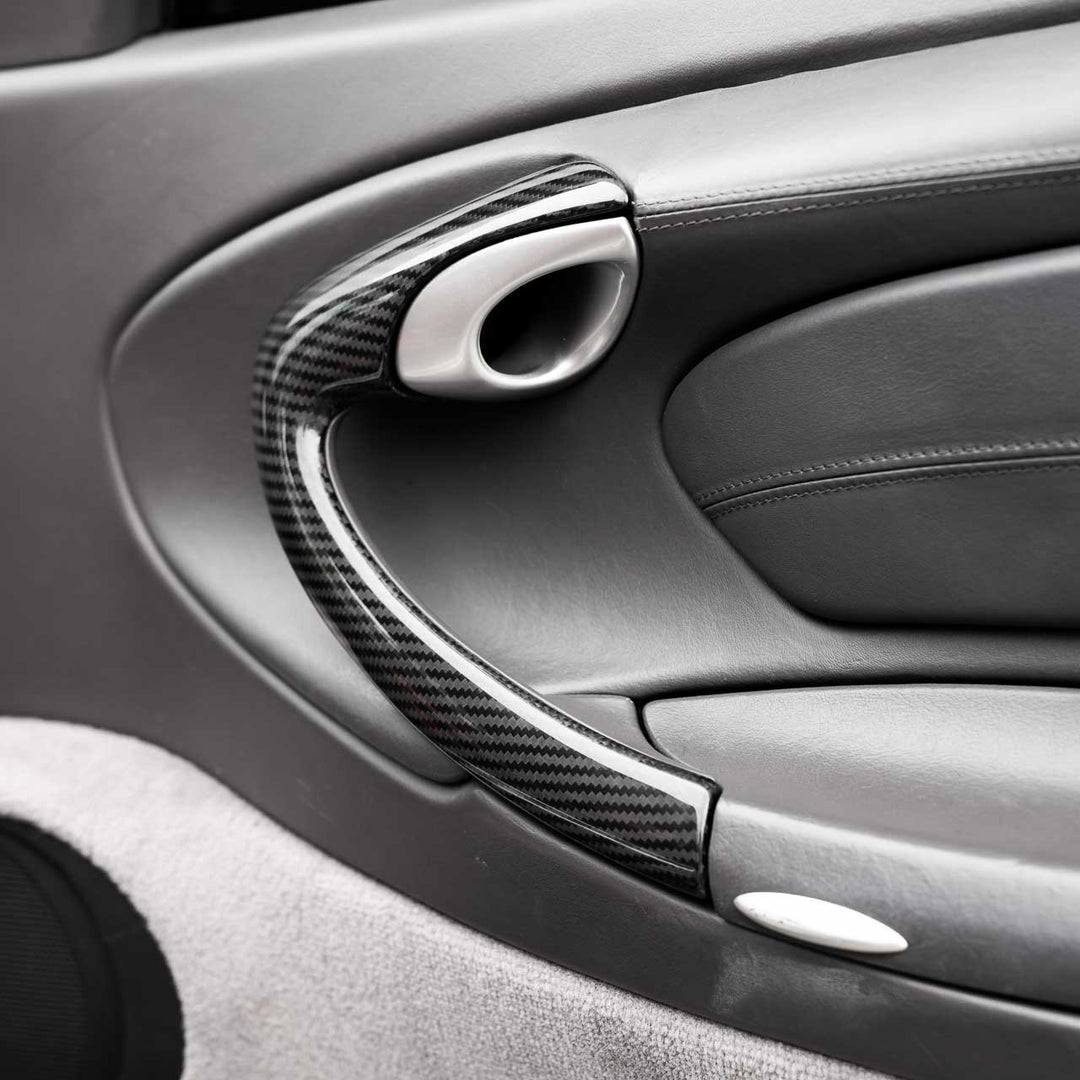 Rennline Carbon Tür-Zuziehgriffe / Door Pull Handle Set (Paar) – Porsche 996 – ersetzt OEM Türgriffverkleidung – Hochglanz